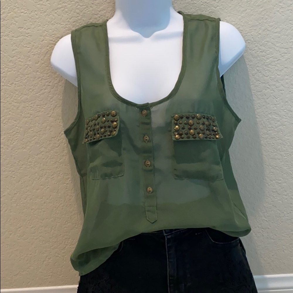 Sleeveless see through top with 2 front pockets